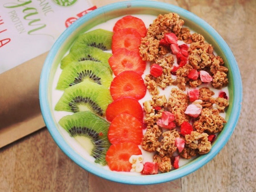 Kiwi, aardbei en granola smoothie bowl