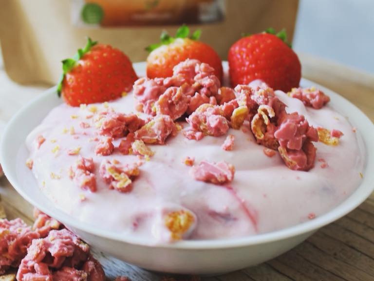 Crunchy aardbeien smoothie bowl