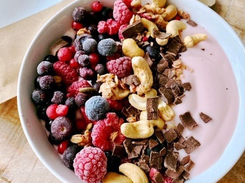 Romige smoothie bowl met bosvruchten