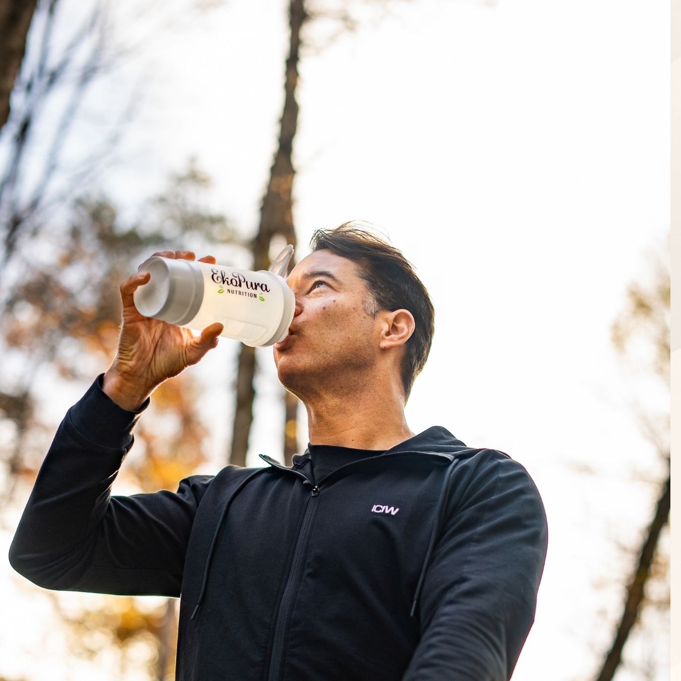 Man die uit ekopura shakebeker drinkt