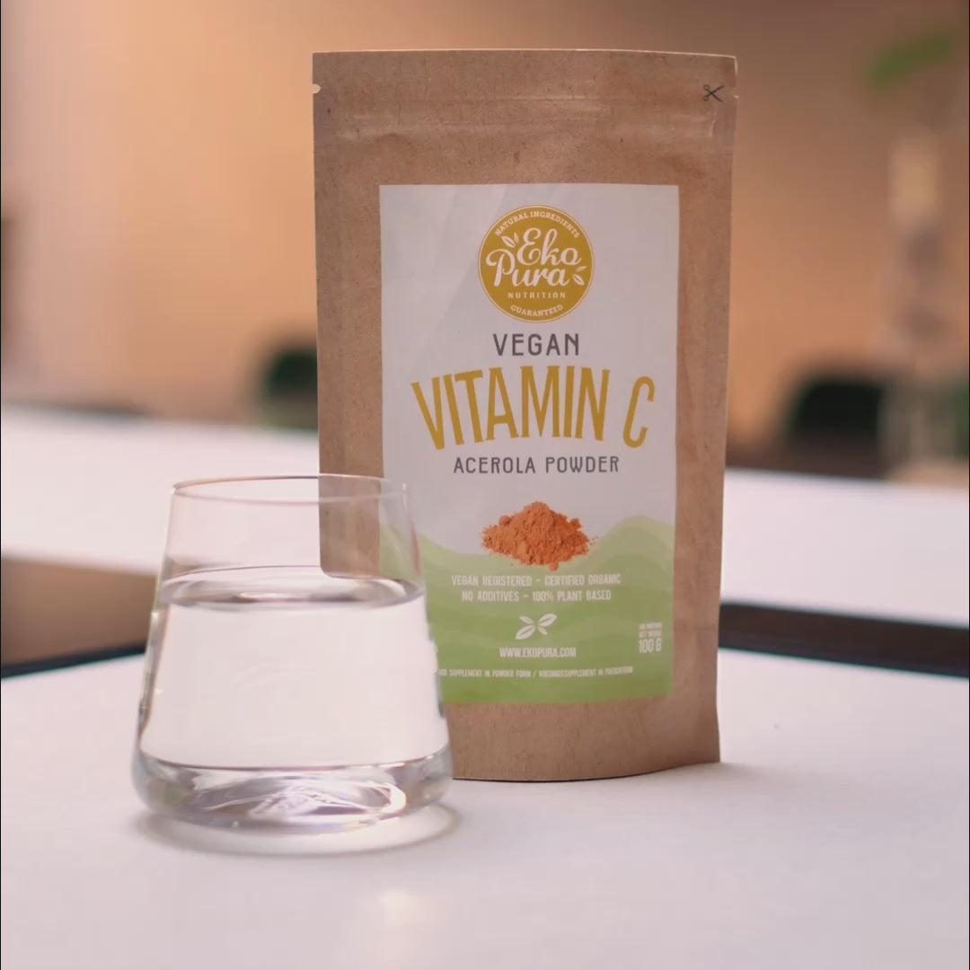 biologisch vitamine c acerola poeder roeren in water
