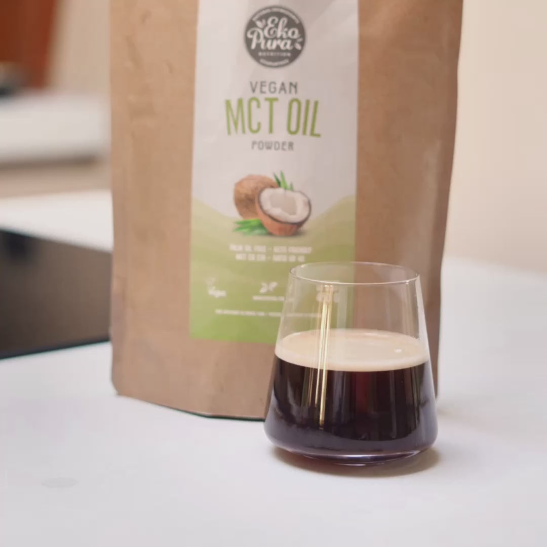 Ekopura mct olie poeder roeren in koffie